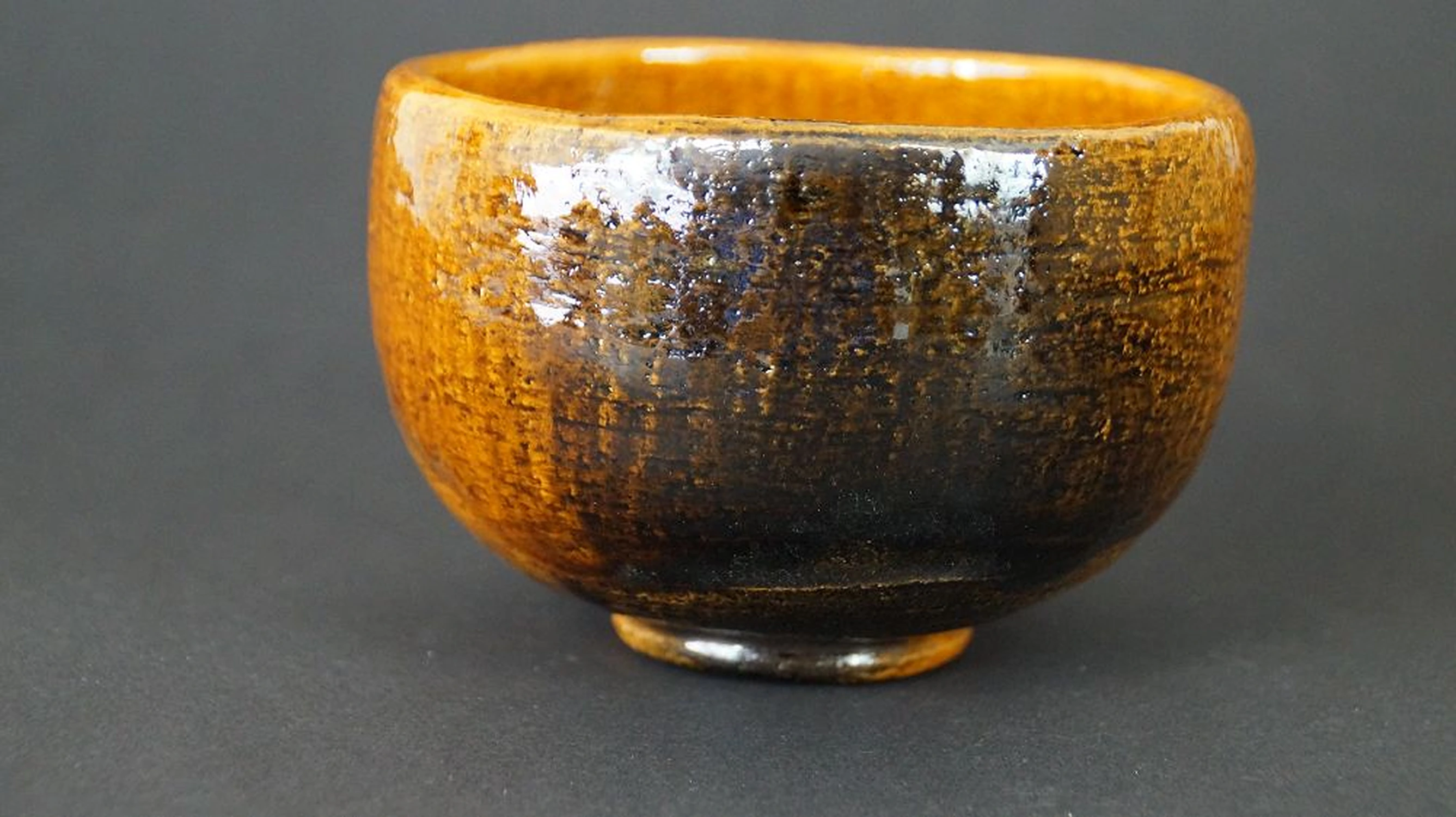 Weitere Ansicht der Chawan Teeschale aus Ohi-Keramik mit glaenzender Glasuroberflaeche