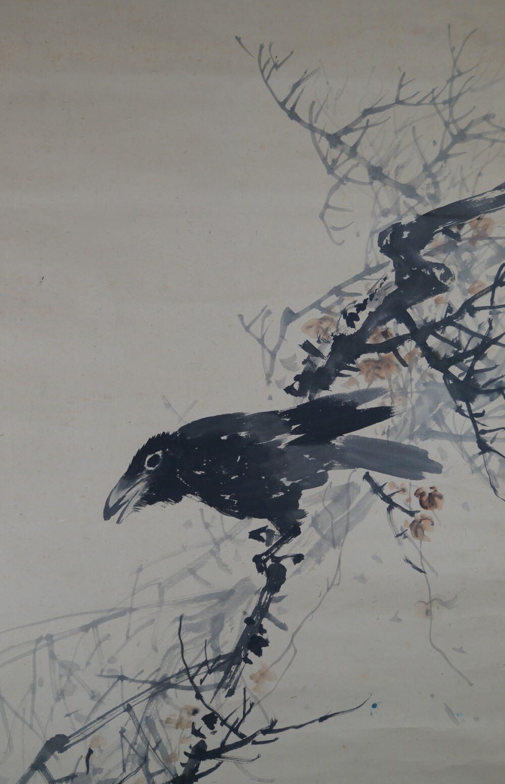 Nahaufnahme des Raben auf dem kahlen Ast mit Herbstblaettern im Kakemono Rabe auf kahlem Ast von Watanabe Ando