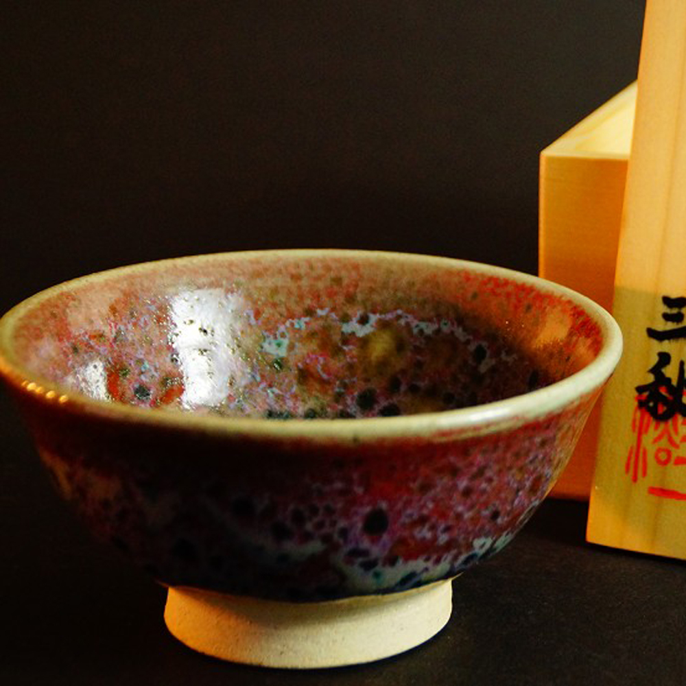 Chawan aus Kobushi-Keramik von Yamaoka Sanshu vor der Aufbewahrungsbox