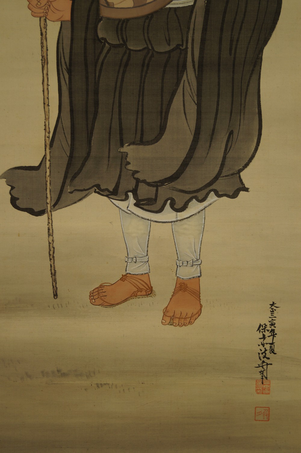 Japanisches Rollbild Zen Moench Gewand und Beine Nahaufnahme