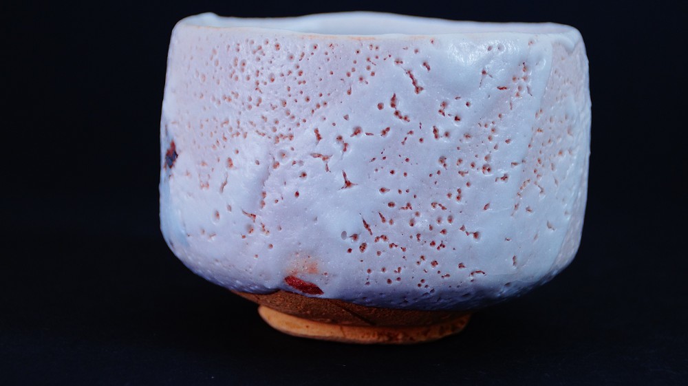 Weitere Seitenansicht der Chawan aus Shino-Keramik von Jyuzo Sato mit unregelmaessiger Wandung