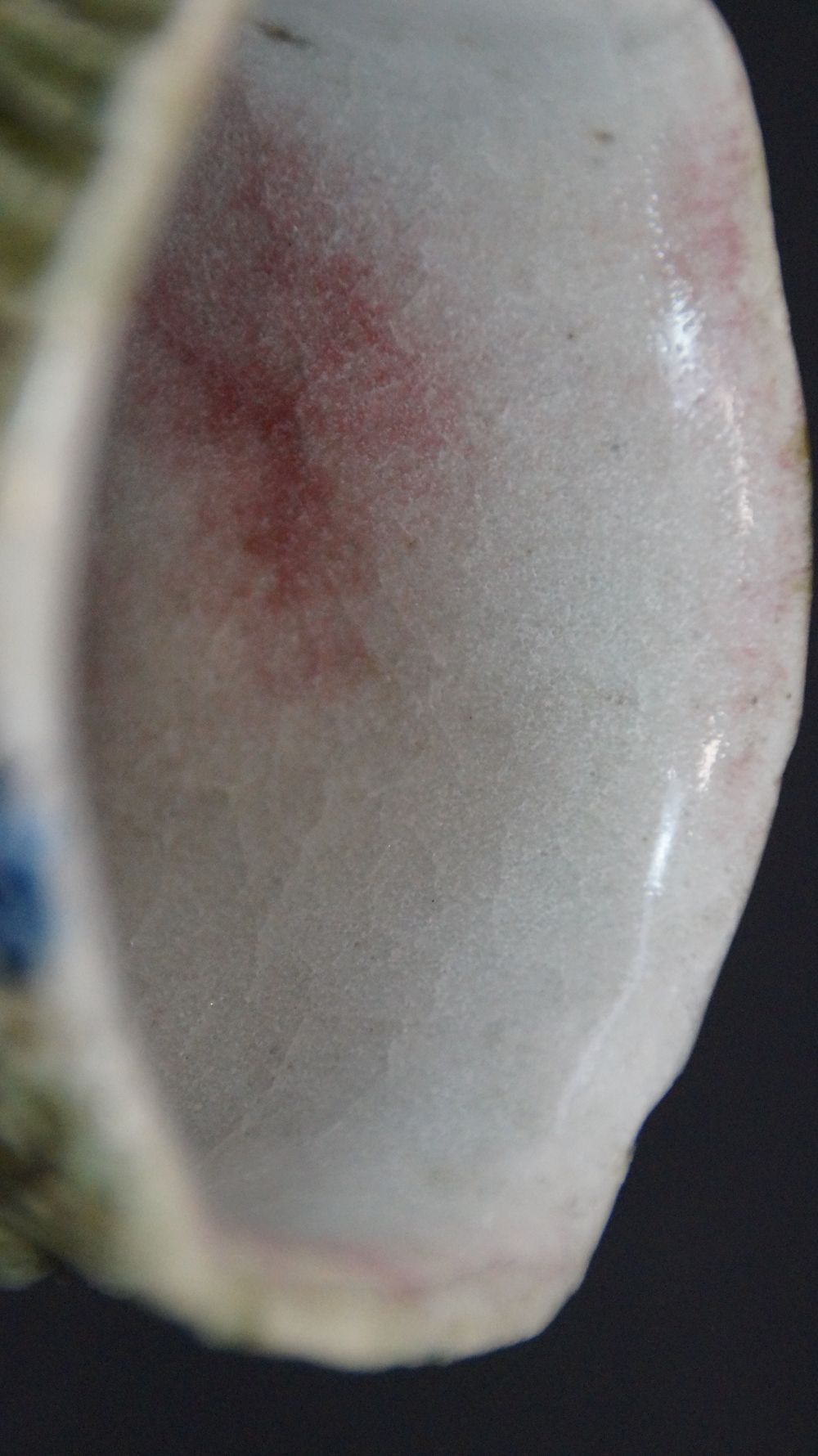 Nahaufnahme der cremefarbenen Innenglasur mit rosafarbenen Einsprengseln der Yunomi Tee-Schale aus Oribe-Keramik