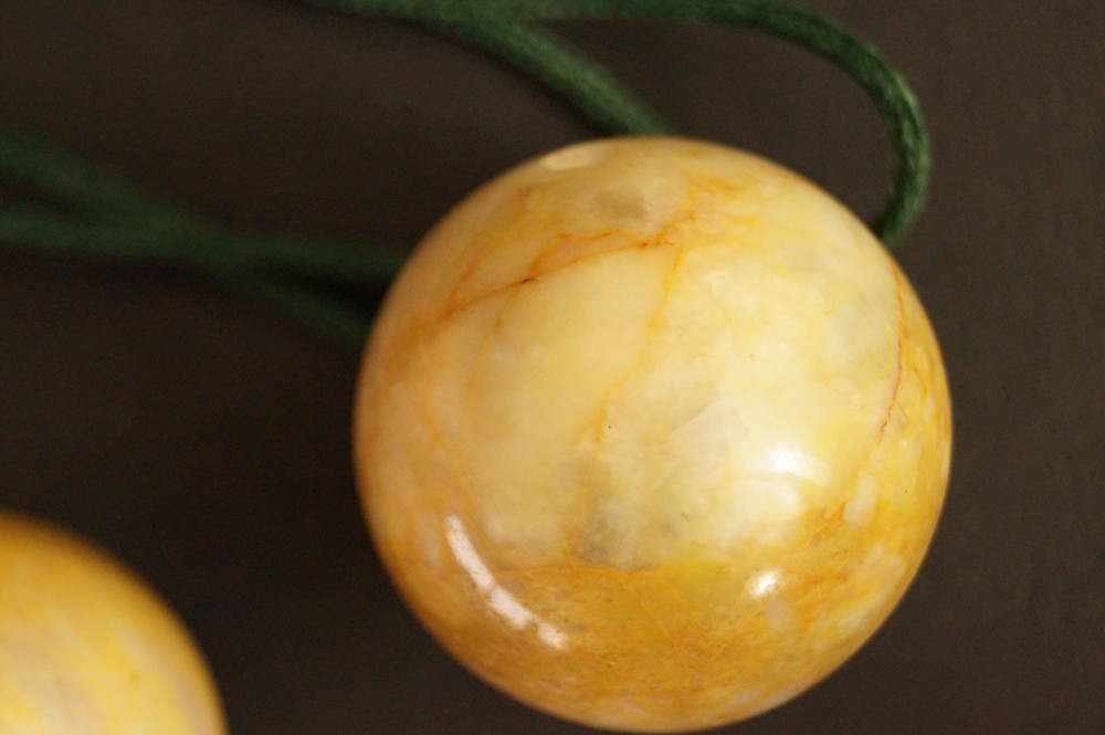 Natursteinkugel mit feiner roter Aderung Stein-Nahaufnahme 5