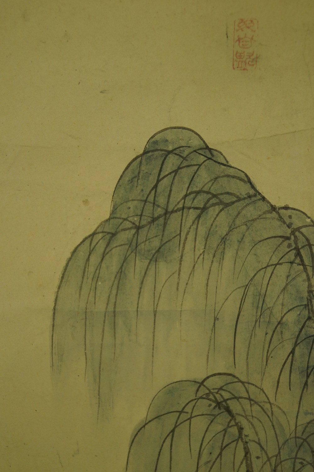 Hina Puppen mit Pflaumenblueten und Vase Landschaft Nahaufnahme