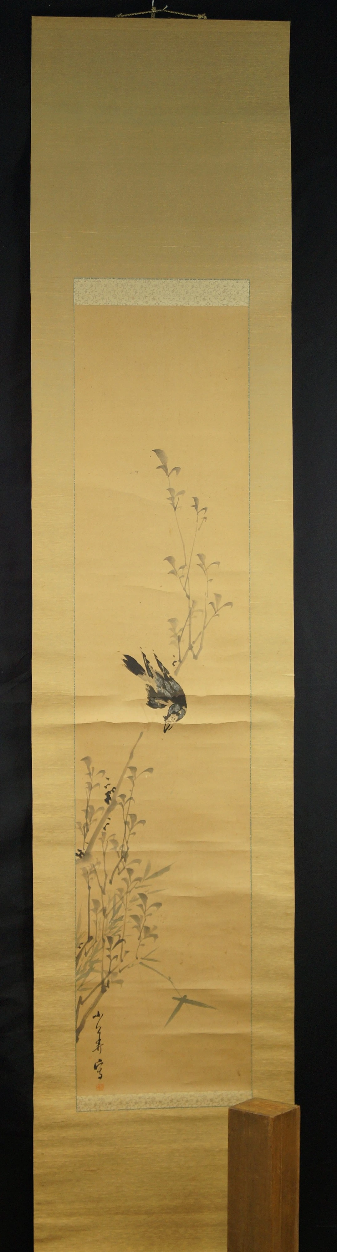 Kakemono Kraehe im Sturzflug Gesamtansicht Rollbild