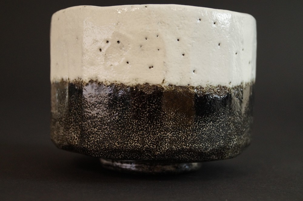 Chawan motif Fuji-San céramique Raku par Shoraku Sasaki vue de côté 5