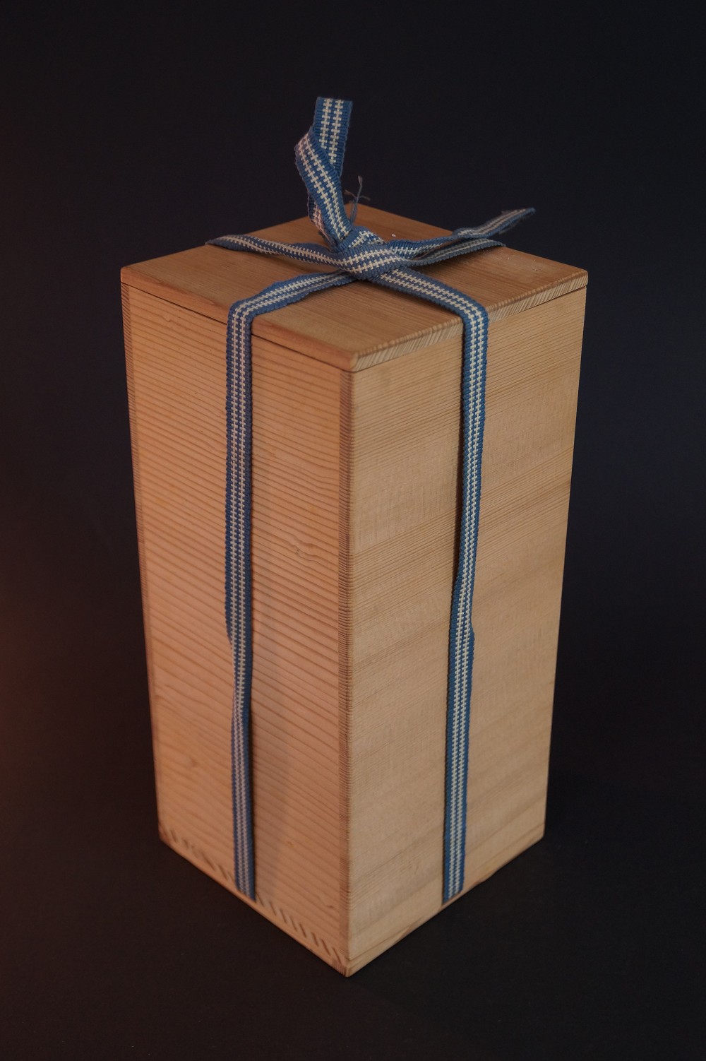 Mit blau-weisser Kordel verschnuerte Aufbewahrungsbox der Vase