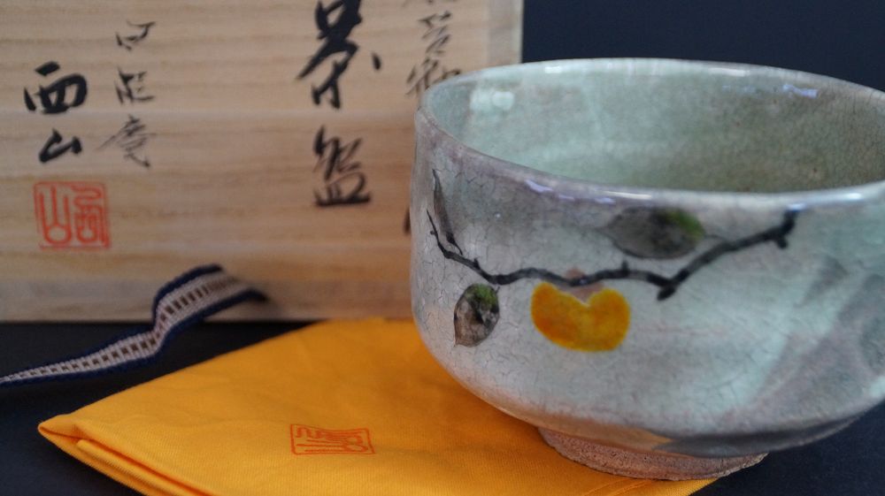 Chawan aus Kyoto-Keramik neben der signierten Aufbewahrungsbox