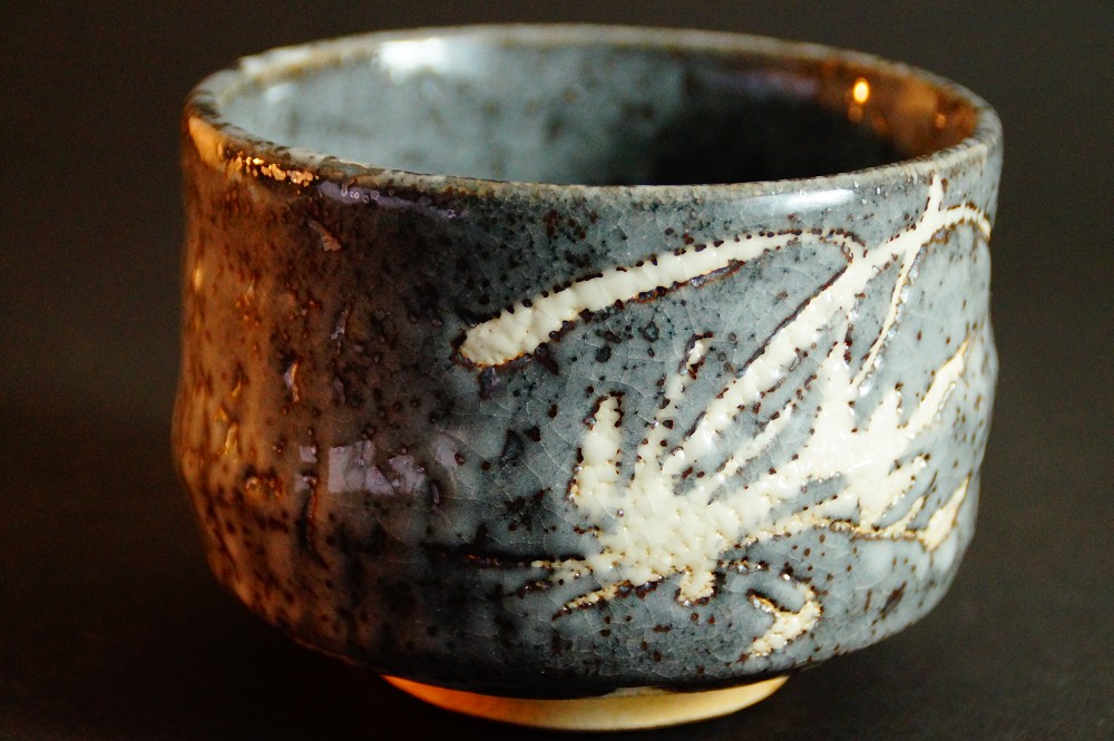 Cuenco de té chawan de cerámica Oribe por Ito Shinzan vista lateral 2