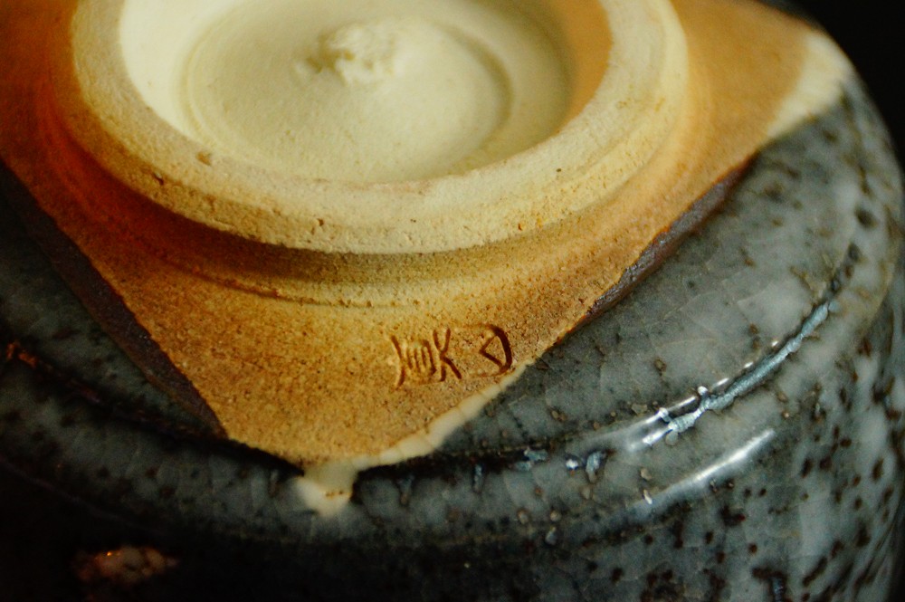 Cuenco de té chawan de cerámica Oribe por Ito Shinzan primer plano de la base