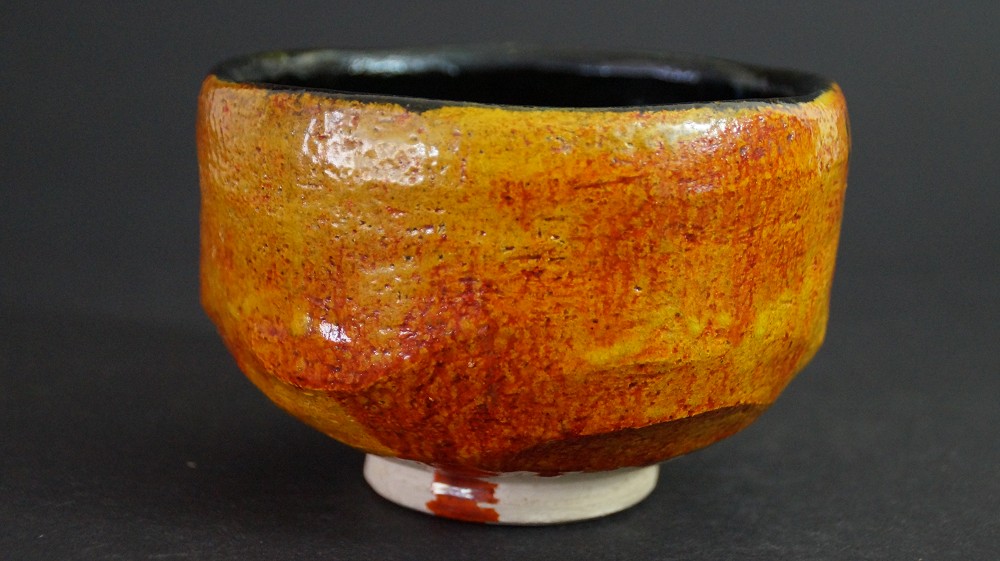 Seitenansicht des Chawan aus Tobe-Keramik mit bernsteinfarbener Glasur von Haryoku