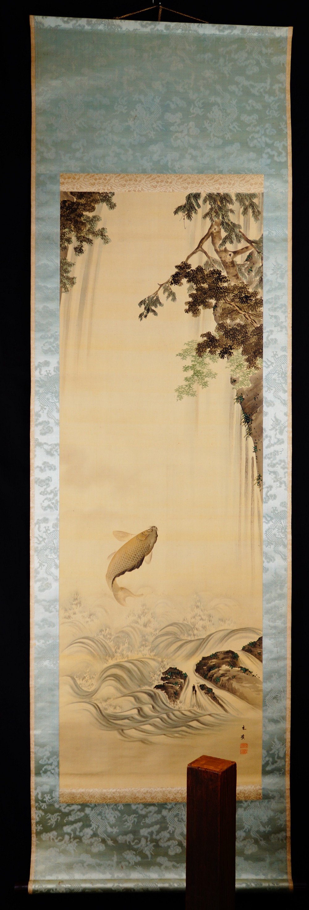 Karpfen unter dem Wasserfall als Kakemono von Takekawa Tomohiro in der Gesamtansicht mit blaugruener Randmontierung