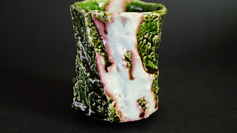 Cuenco de té yunomi de cerámica Oribe de Kawachi Hidetoshi vista lateral 3