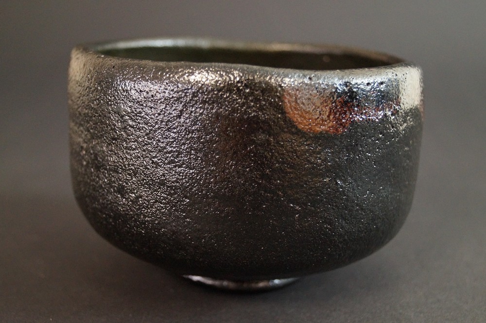 Chawan in ceramica Raku di Shien Takeda vista laterale 1