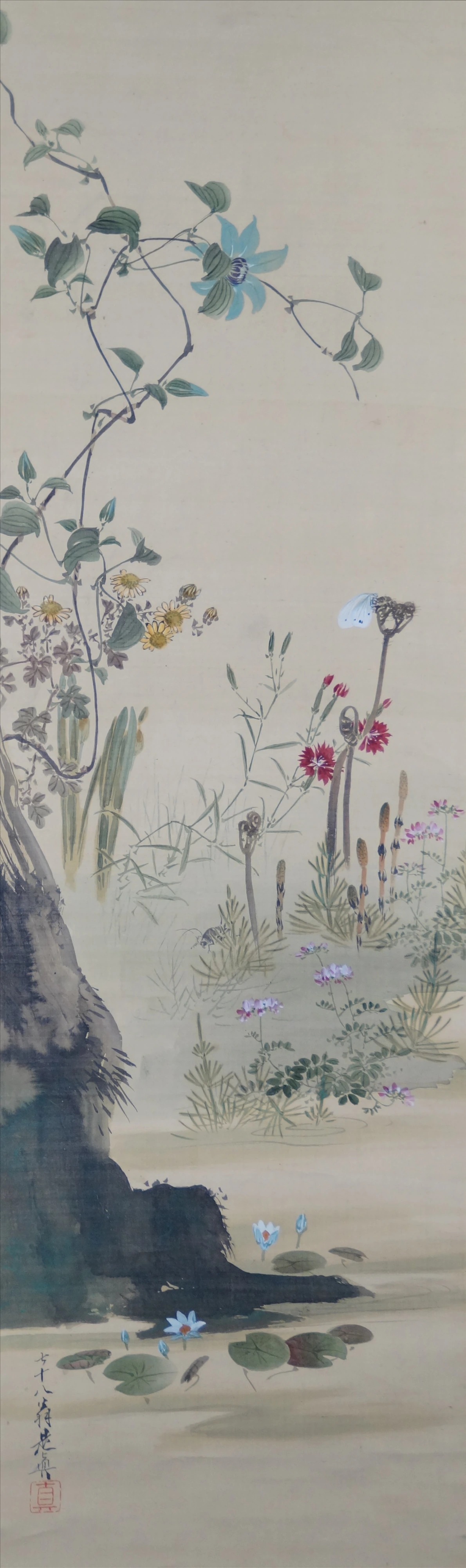 Motivo completo del kakemono vegetazione rivierasca con farfalla, clematide, crisantemi e garofani, senza montaggio