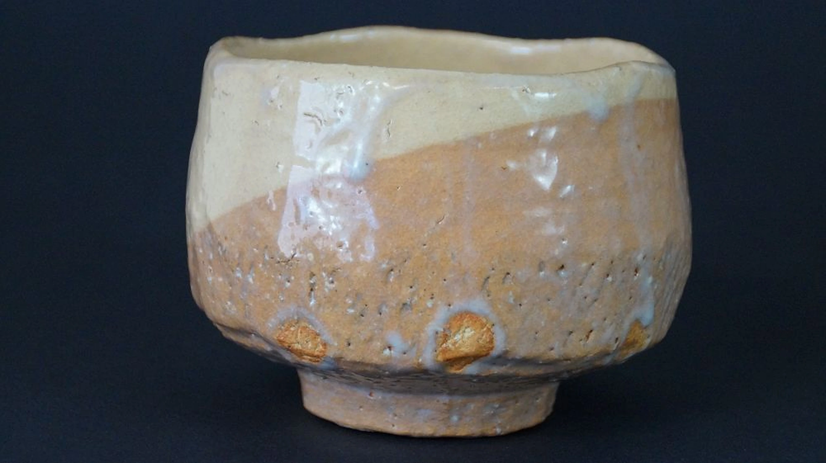 Otra vista del cuenco de té chawan de cerámica Hagi con esmalte color crema y ocre