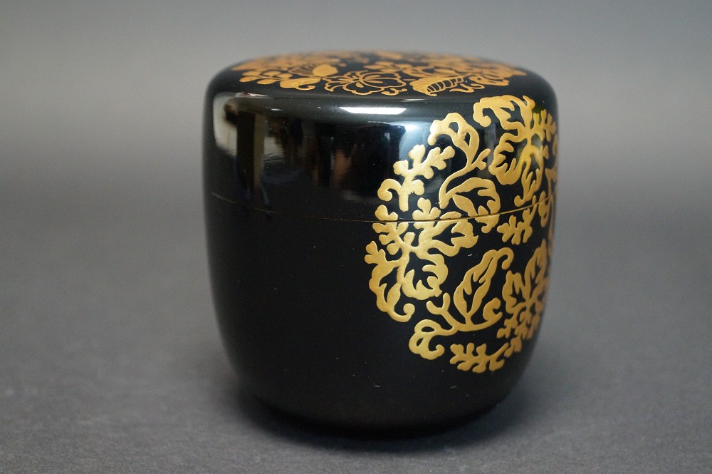 Makie O Natsume mit Bluetenranken-Motiv von Issai Saijo Frontalansicht