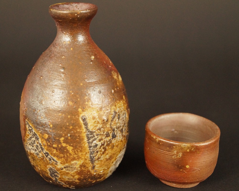 Tokkuri und Guinomi aus Bizen Keramik Set Frontalansicht