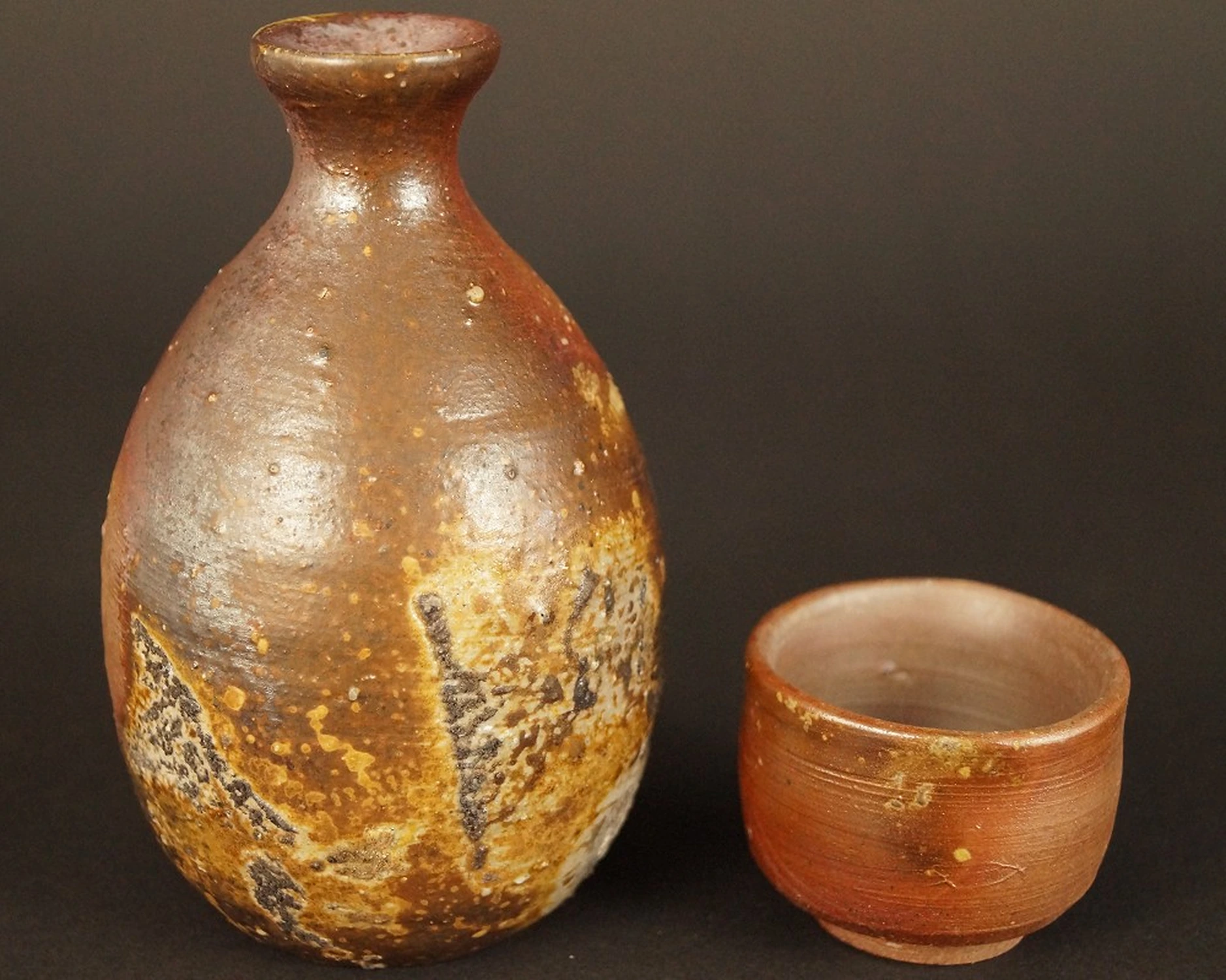 Tokkuri e guinomi in ceramica di Bizen vista frontale del set