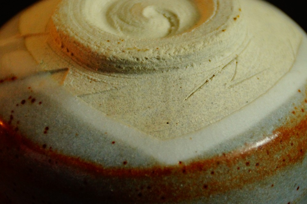 Chawan Teeschale aus Shino-Keramik von Seizan Boden Nahaufnahme