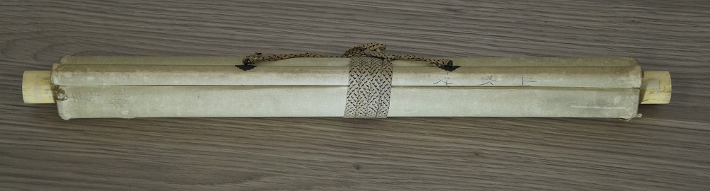 Pflaumenbluete im Schnee Kakemono zusammengerollt