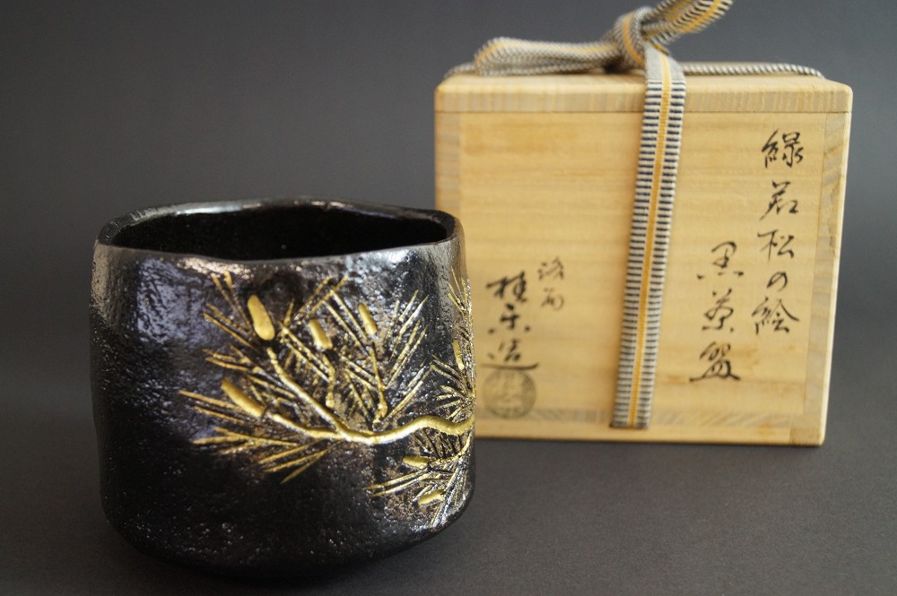 Chawan Raku di Keiraku Ito vista frontale con scatola di conservazione