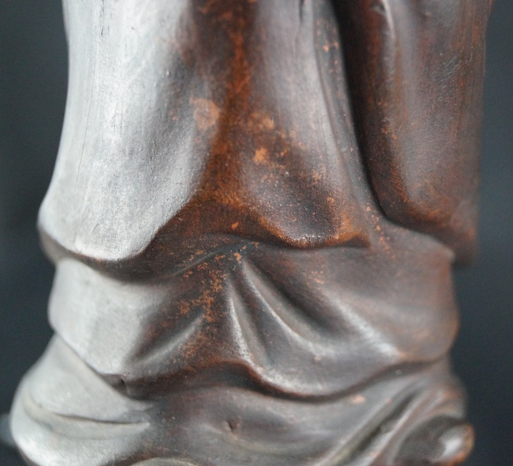 Bodhidharma Daruma grimmiger Blick Bizen Keramik Gewandfalten Nahaufnahme 5