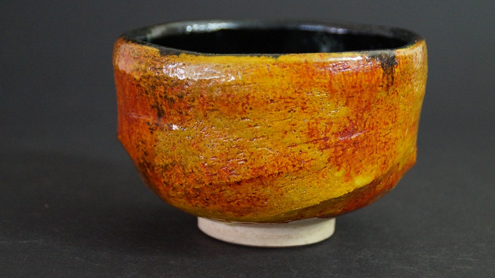 Autre vue de côté du chawan en céramique de Tobe à la glaçure ambrée changeante par Haryoku