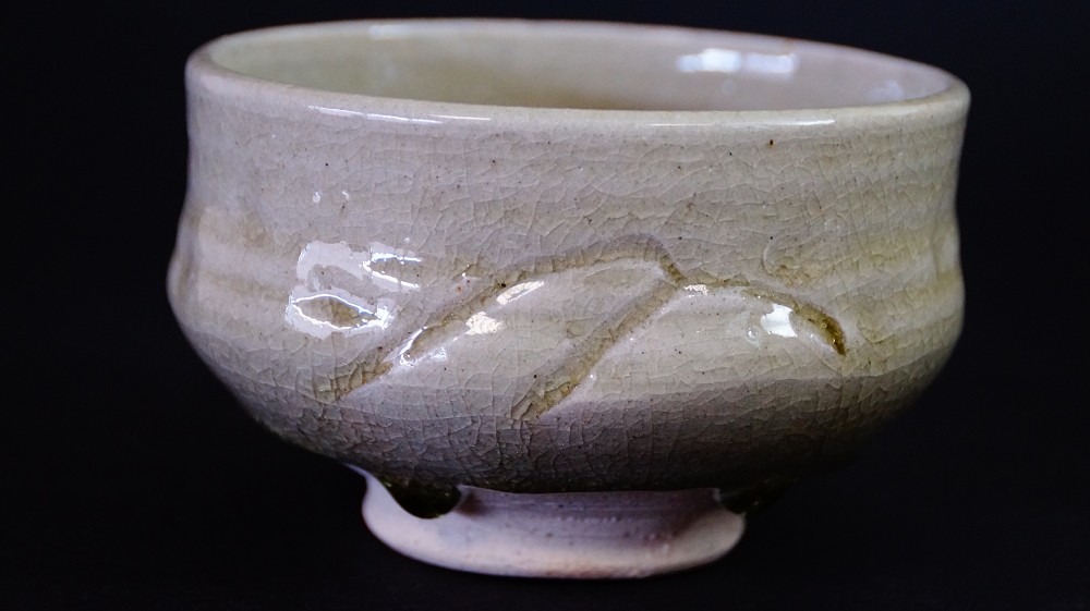 Seitenansicht des Chawan aus Seto-Keramik mit hellgrauer Glasur und eingeritzter Linienzeichnung