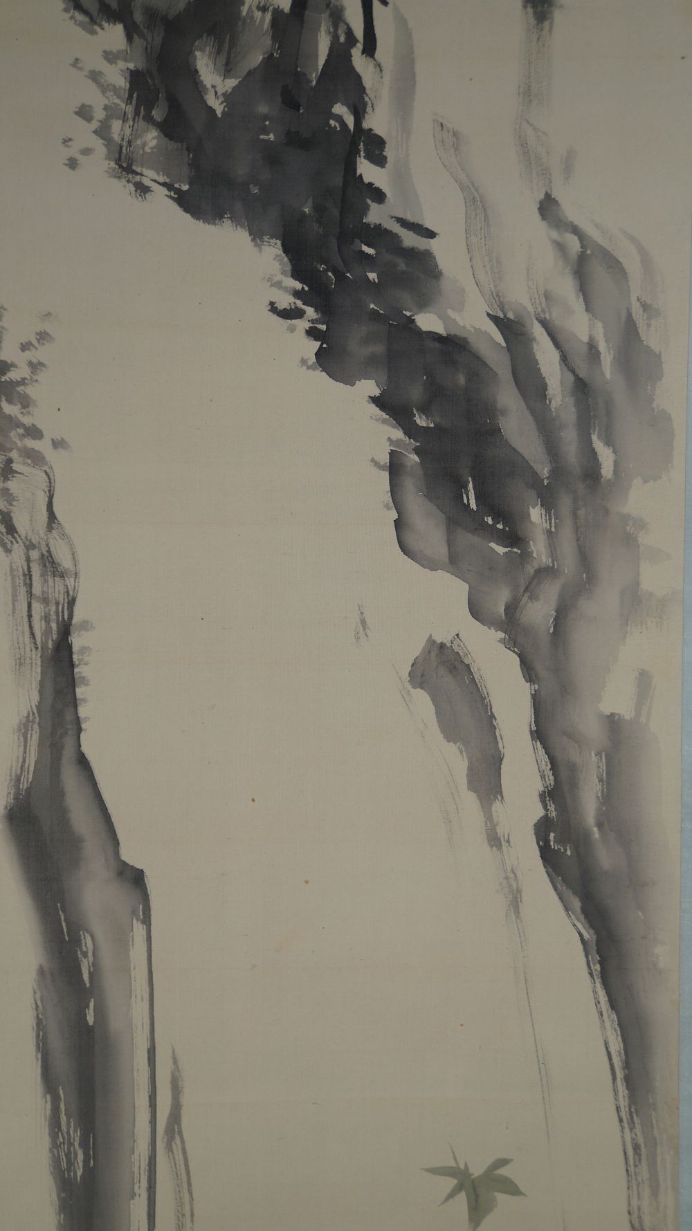 Weitere Nahaufnahme der Felsformationen und des herabstuerzenden Wassers im Kakemono Ahornblaetter am Wasserfall