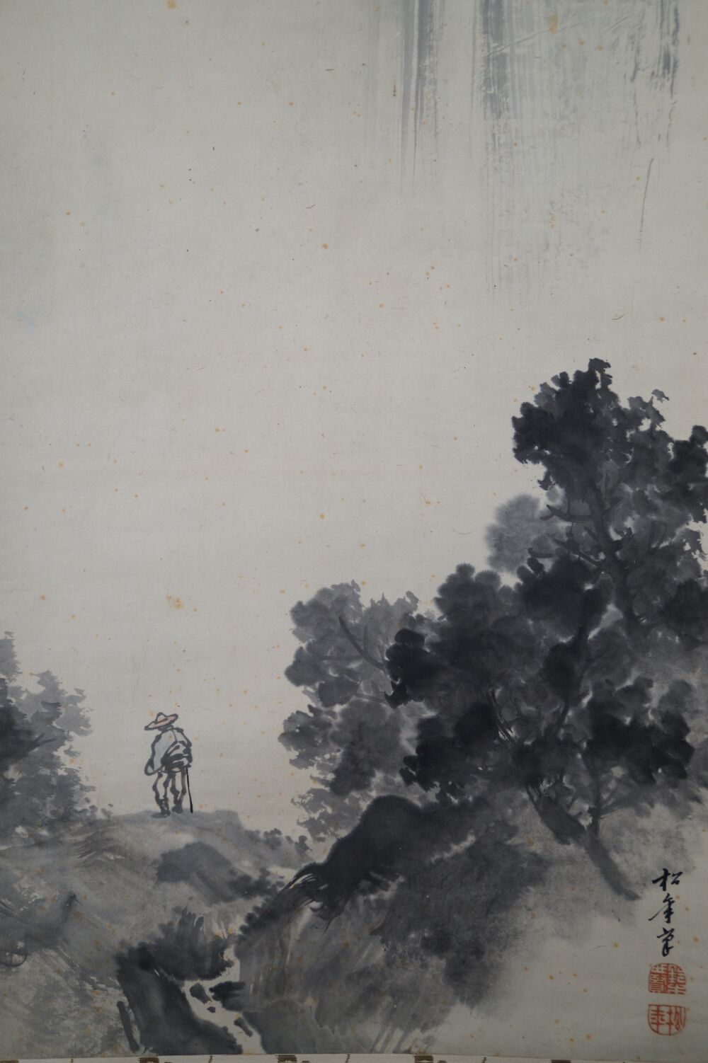 Gesamtmotiv des Kakemono Wanderer vor dem Wasserfall mit Bergen, Kiefern und Wanderer, ohne Rahmung