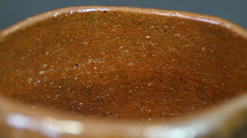 Primer plano del esmalte interior granulado del chawan de cerámica de Ohi
