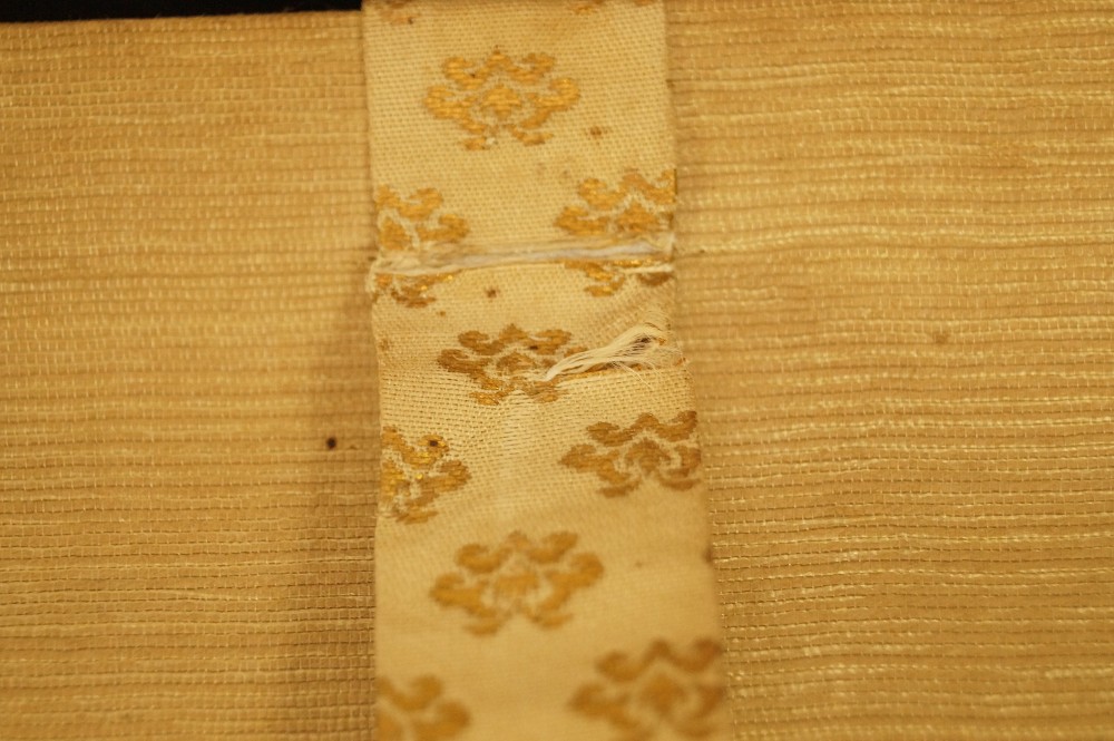 Dame im gestreiften Kimono Montierung Nahaufnahme