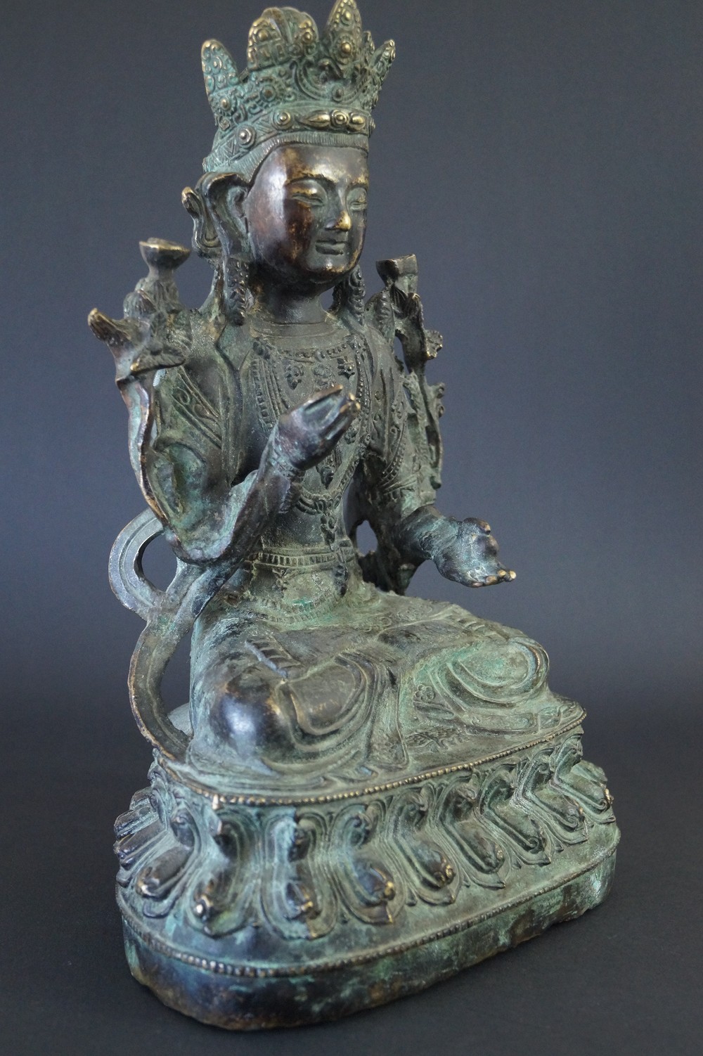 Figura cinese di Buddha in bronzo vista laterale 2