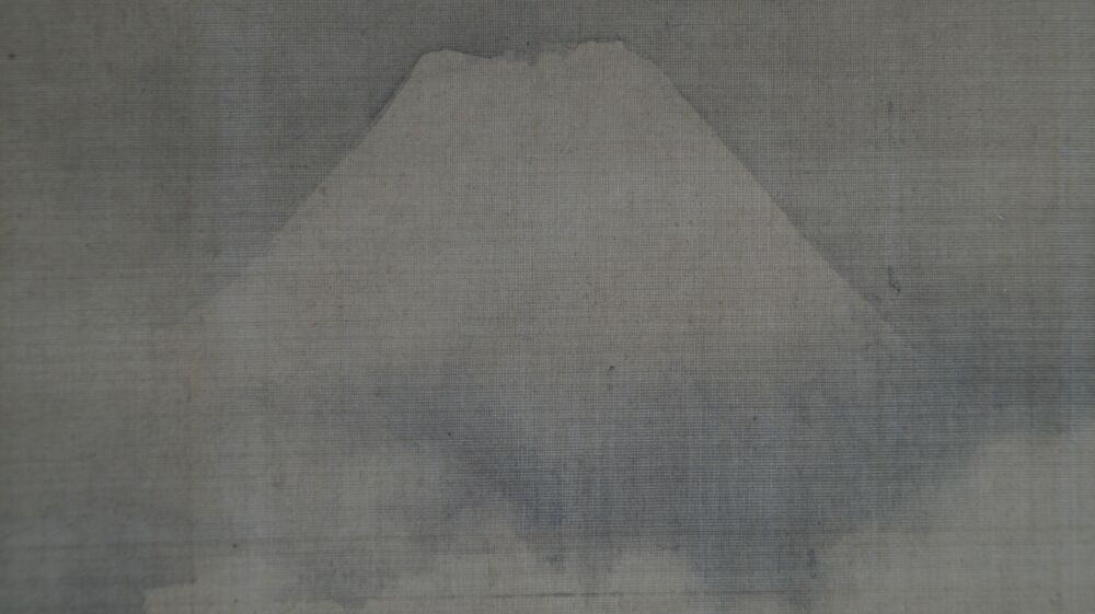 Primo piano della vetta del Fuji che emerge dalle nuvole nel kakemono del Fuji tra vette avvolte dalle nuvole