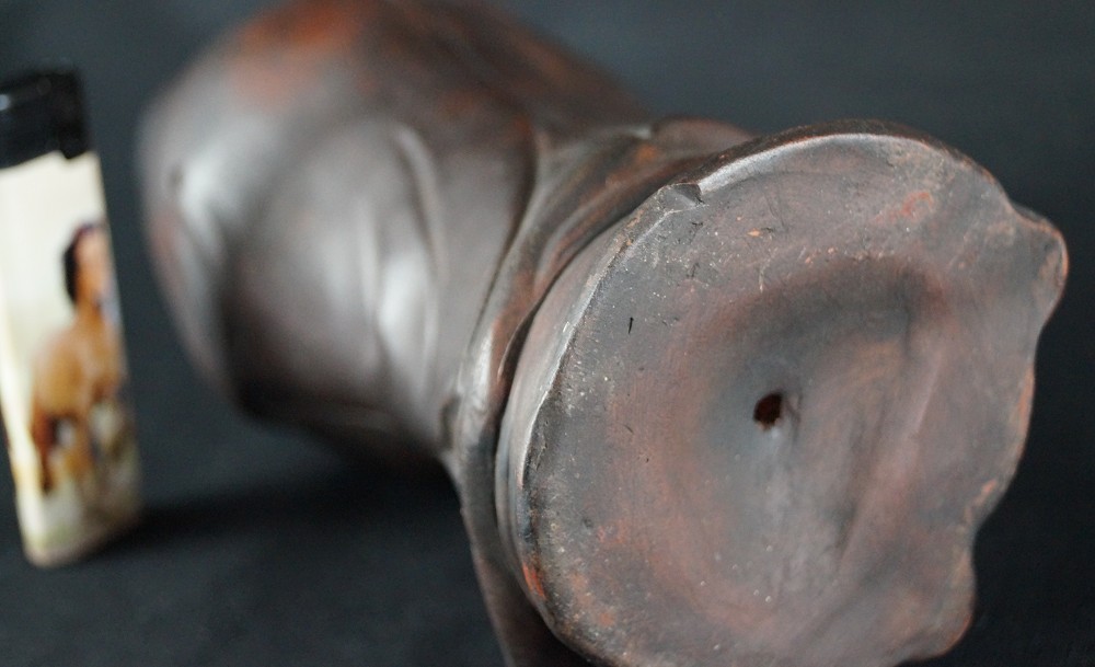 Bodhidharma Daruma grimmiger Blick Bizen Keramik Boden Nahaufnahme