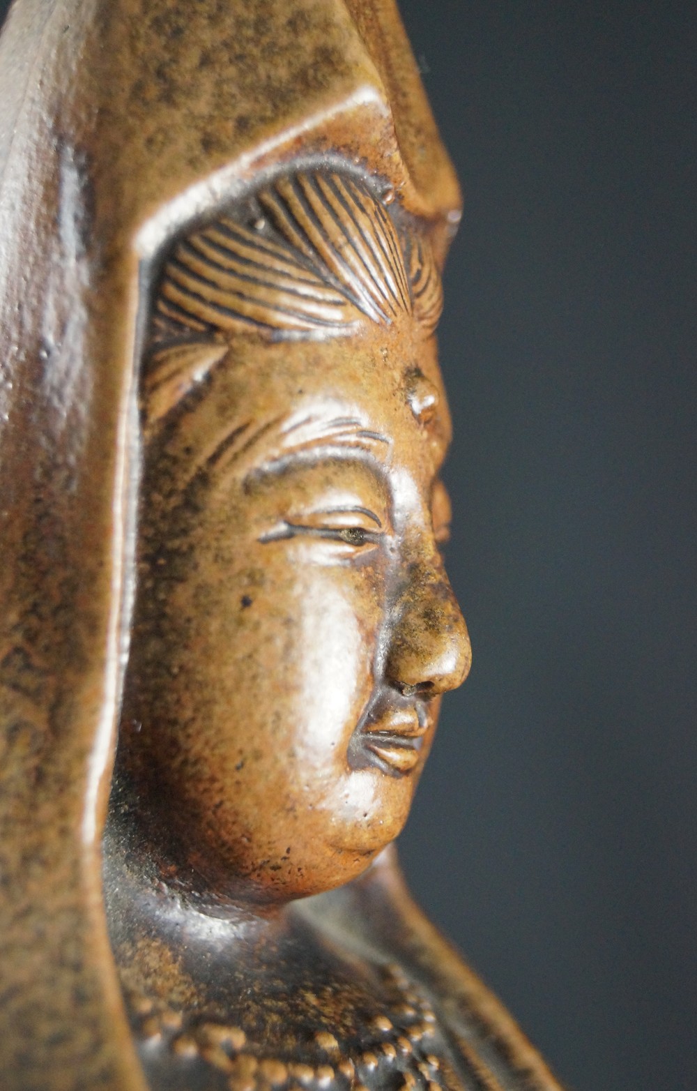 Kannon Figur Bizen Keramik Gesicht Nahaufnahme 6