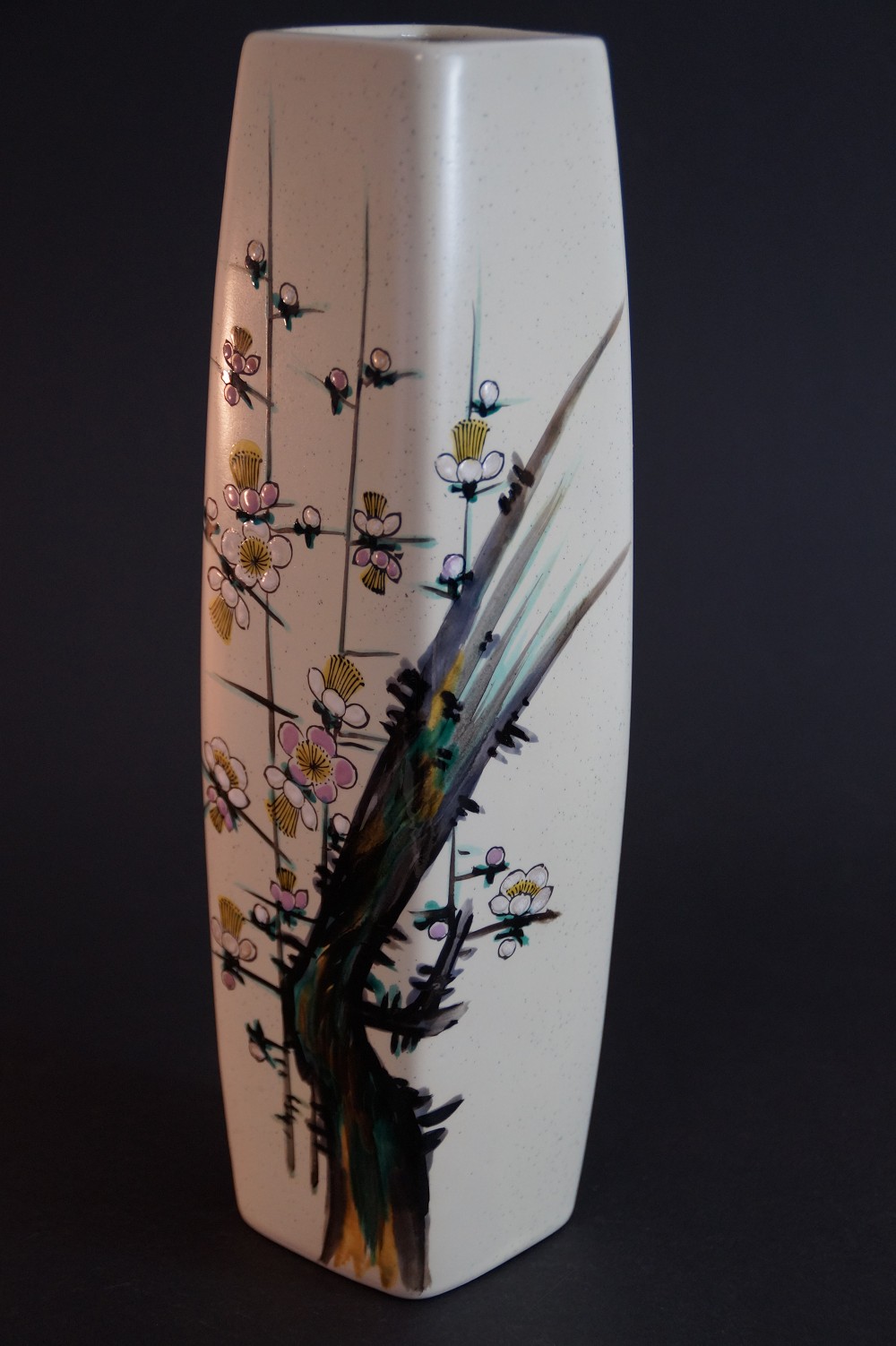 Kutani Vase mit Pflaumenblutenmotiv Seitenansicht 2