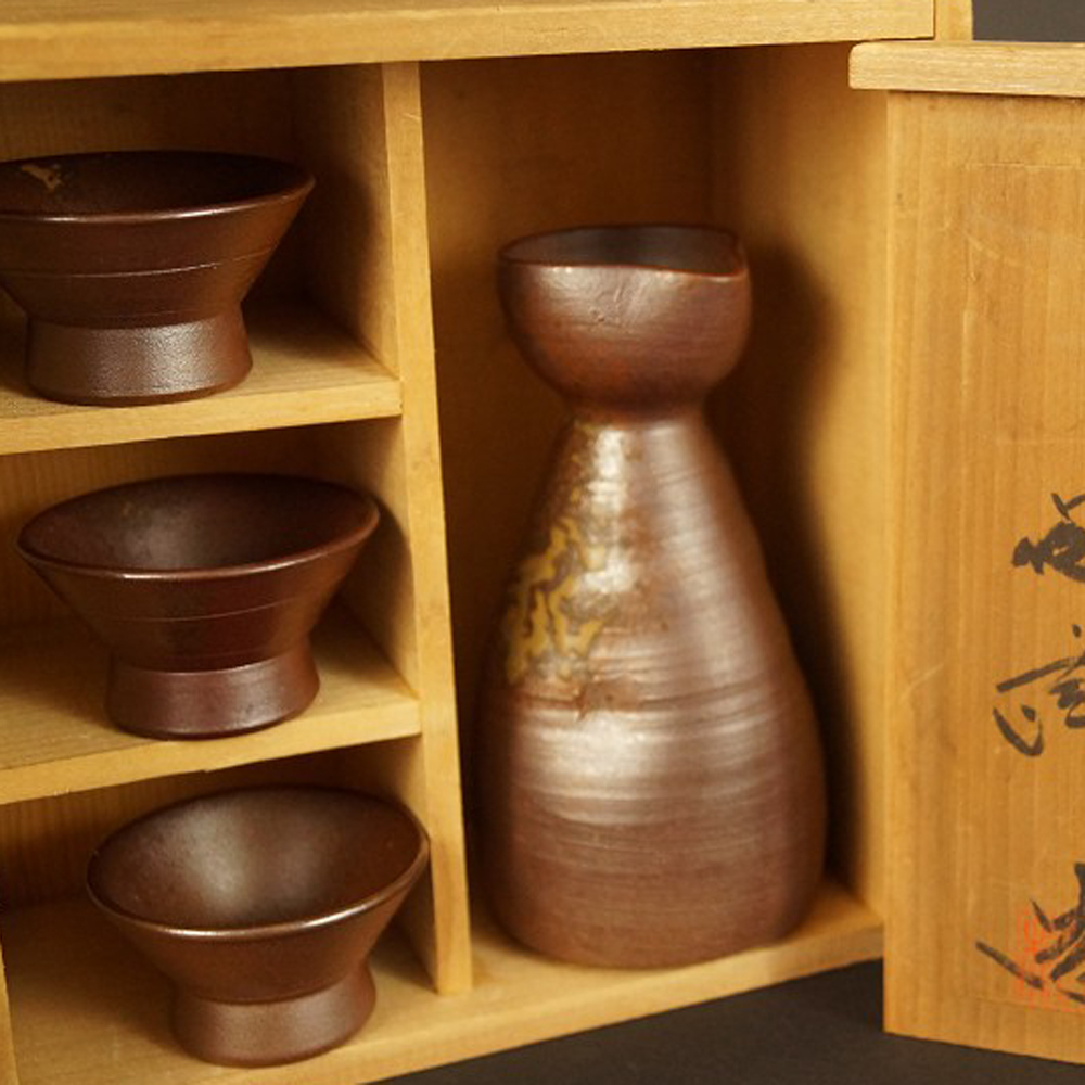 Bizen Sake-Flasche mit Guinomi-Schalen Motiv Nahaufnahme Vorschau