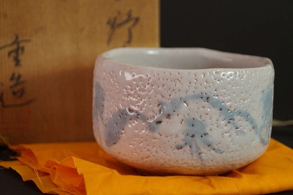 Chawan aus Shino-Keramik vor der beschrifteten Aufbewahrungsbox
