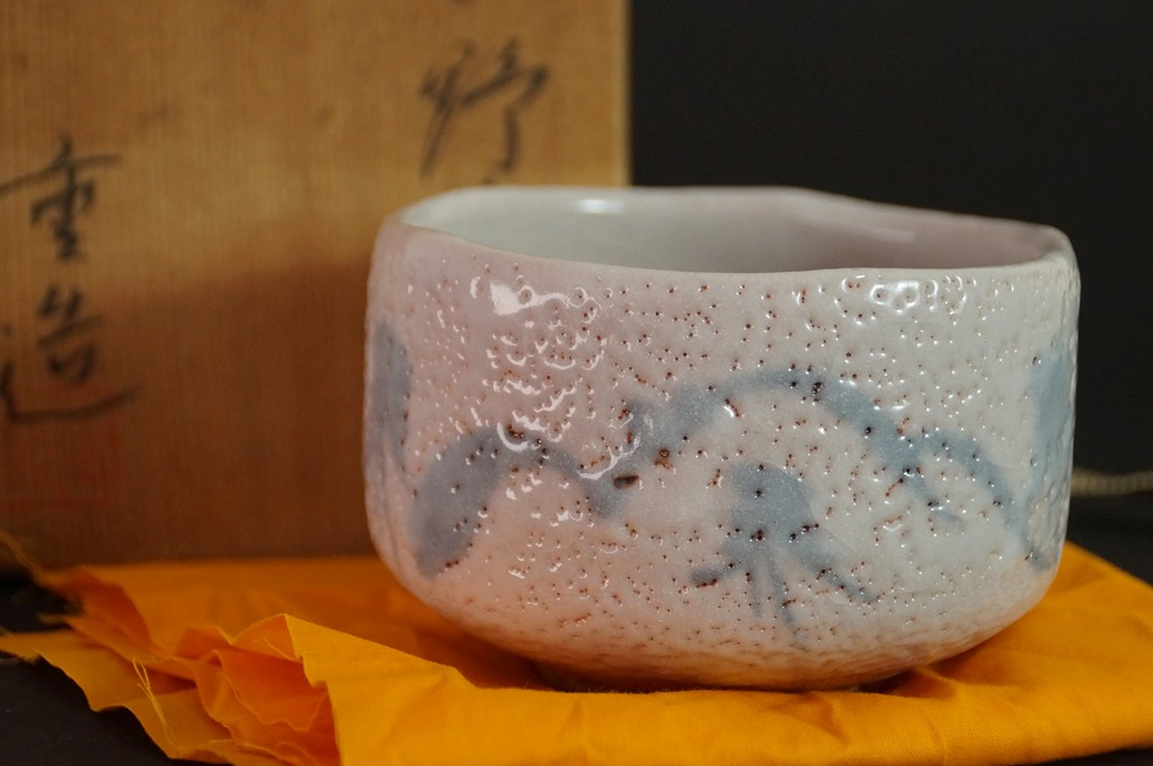 Chawan de cerámica Shino delante de la caja de conservación con inscripción