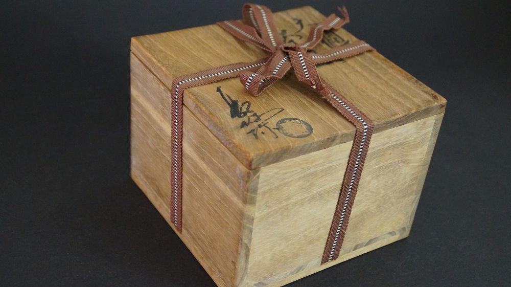 Caja de conservación cerrada y atada con cinta marrón del chawan de cerámica de Ohi