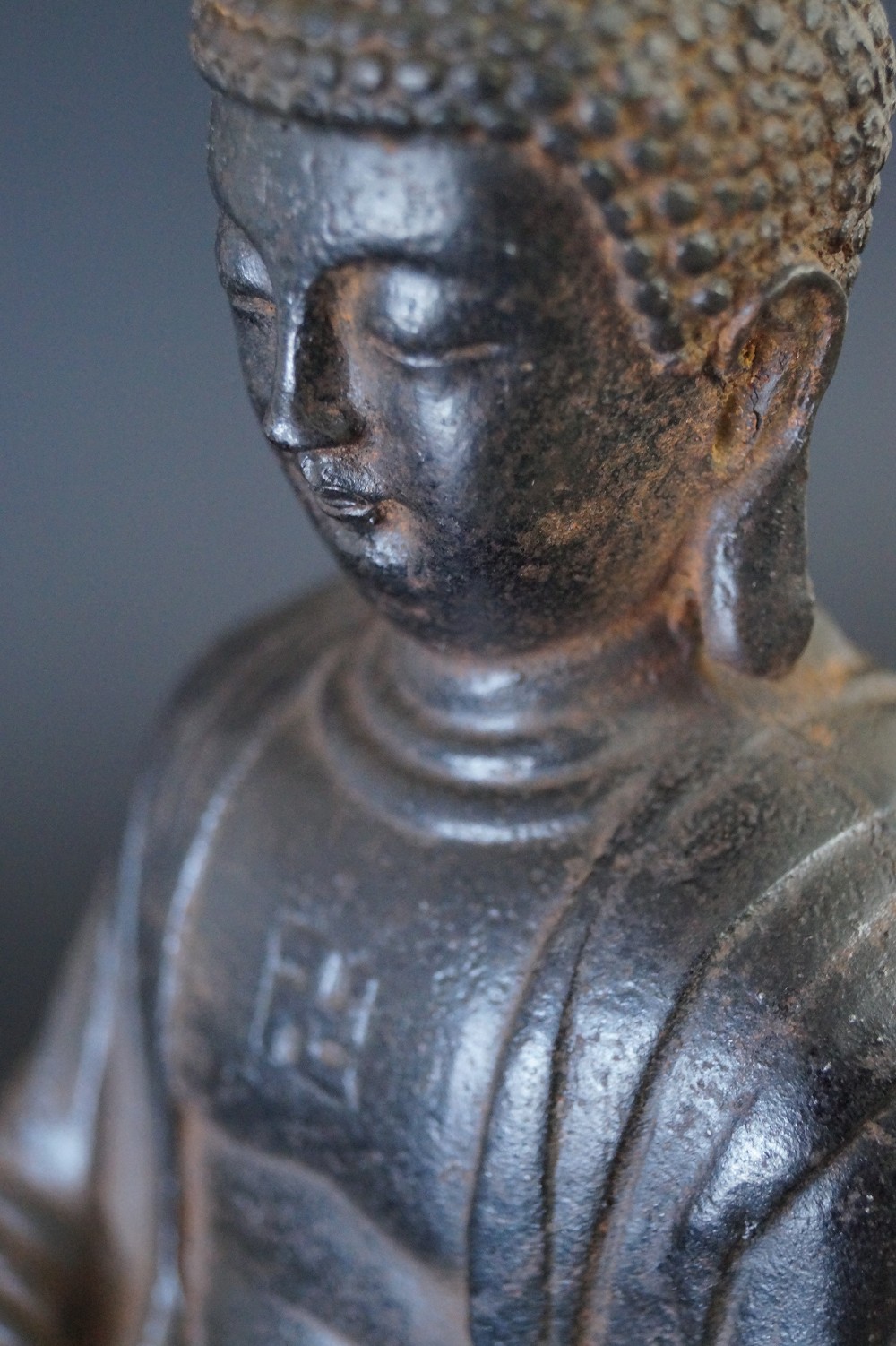 Japanische Buddhafigur aus Eisen Motiv Nahaufnahme 2