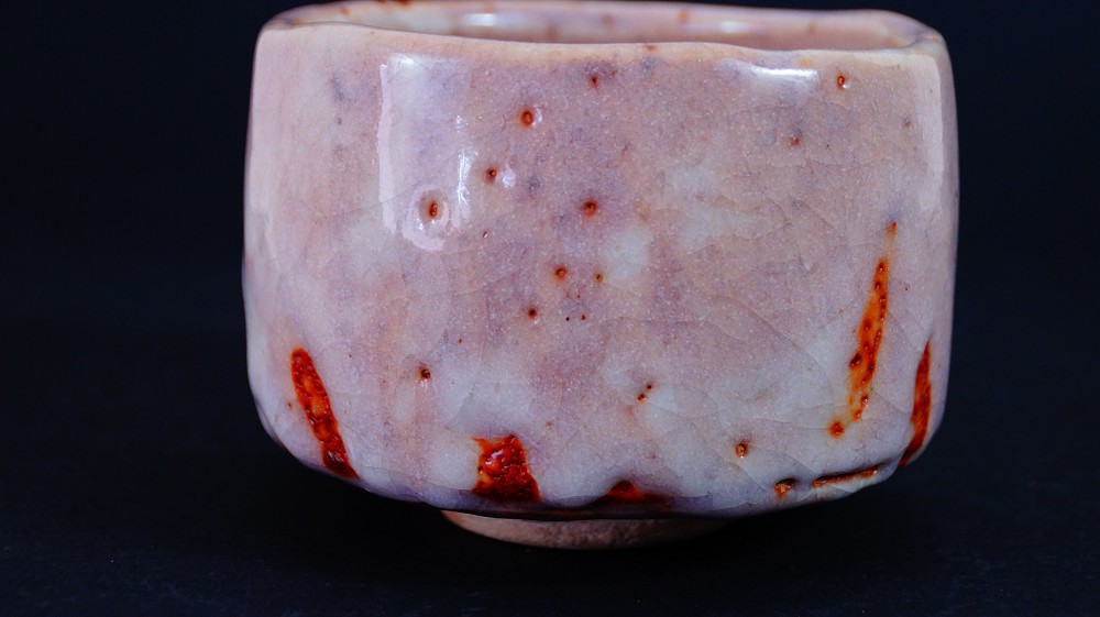 Seitenansicht der Chawan aus Shino-Keramik von Masayoshi Kato mit unregelmaessiger Wandung und rissiger Glasur