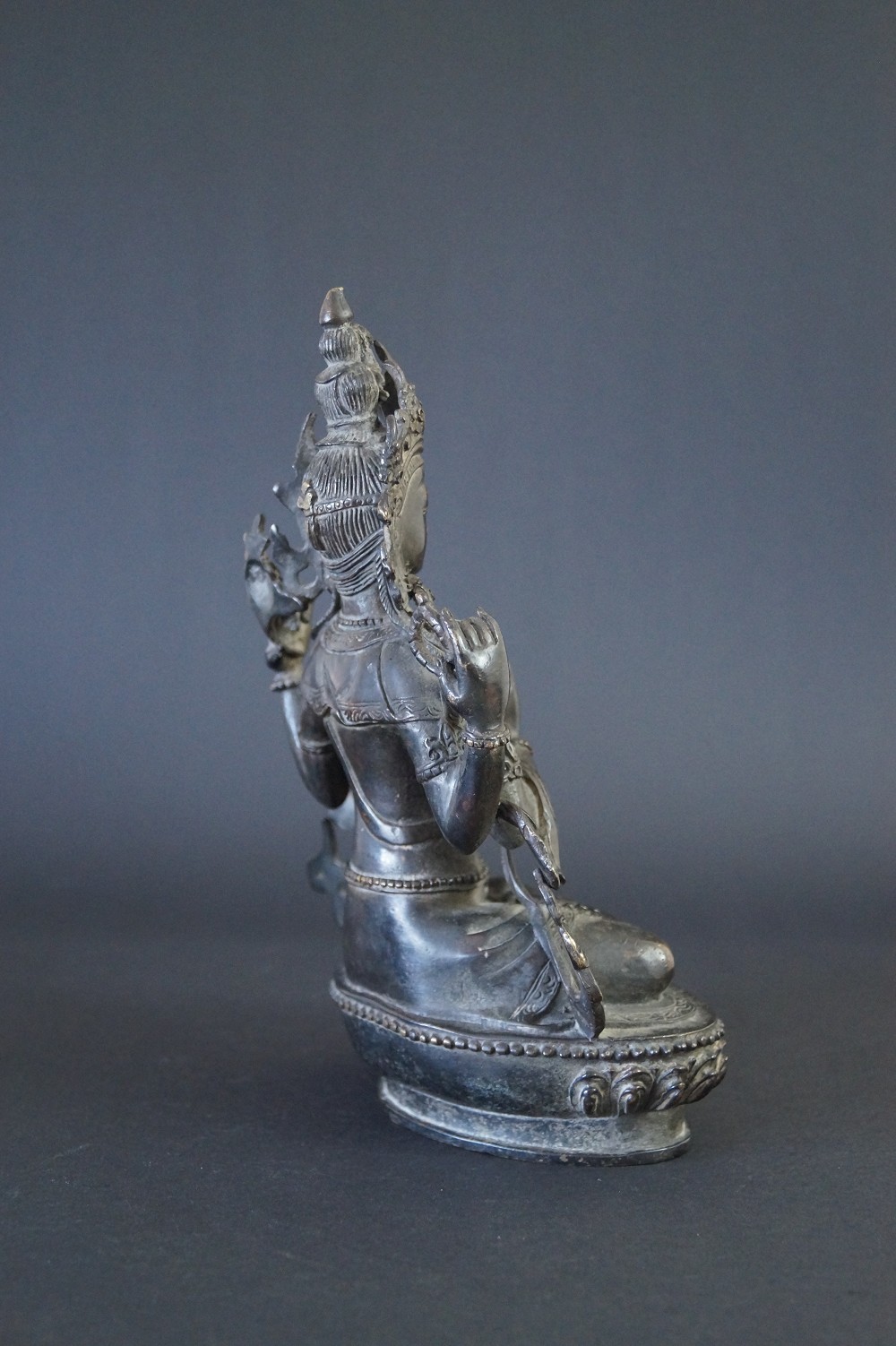 Nepalesische Buddhafigur aus Bronze Seitenansicht 3