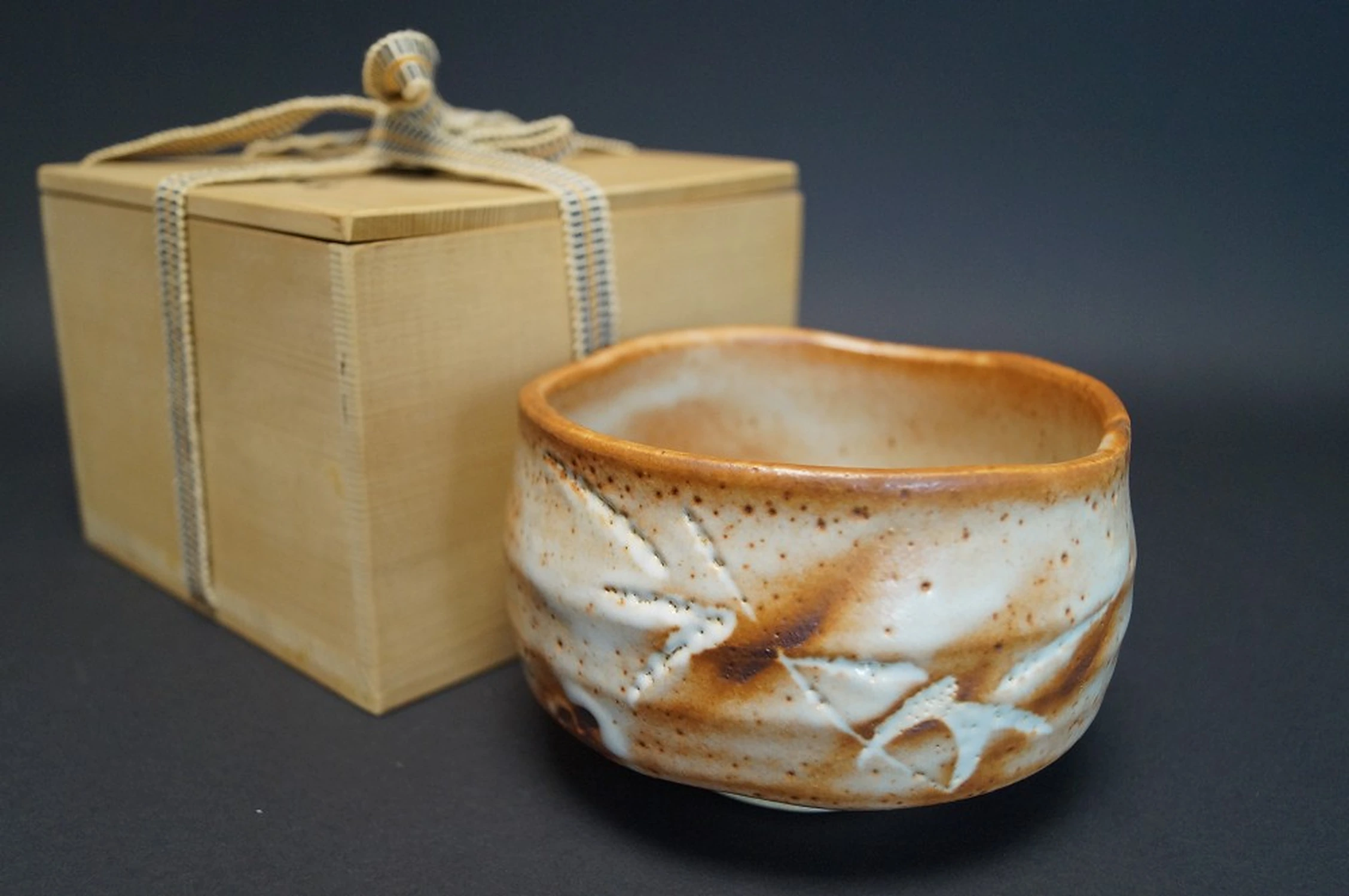 Chawan in ceramica Shino di Shūzan vista frontale con scatola di conservazione
