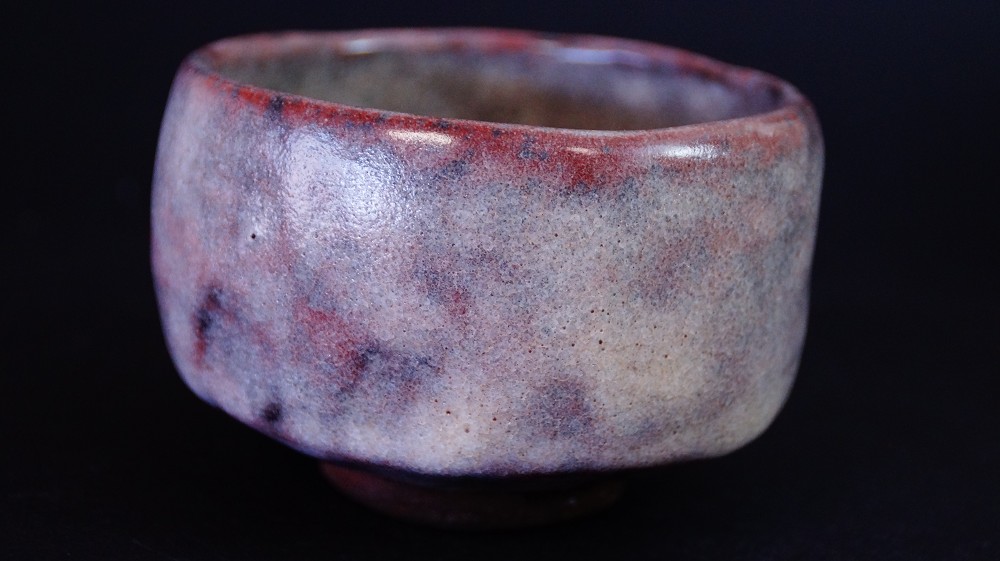 Weitere Seitenansicht des Chawan aus Ohi-Keramik mit rotbrauner Glasur von Kaihatsu Bunmei