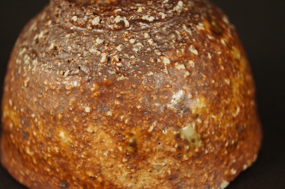 Ascheglasur mit Brennspuren am Korpus Glasur Nahaufnahme 1