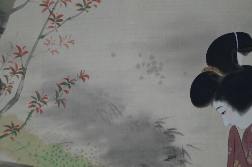 Ulteriore vista del motivo completo con ramo d'acero e sfondo a inchiostro nel kakemono dama in kimono presso lo stagno del giardino, senza montaggio