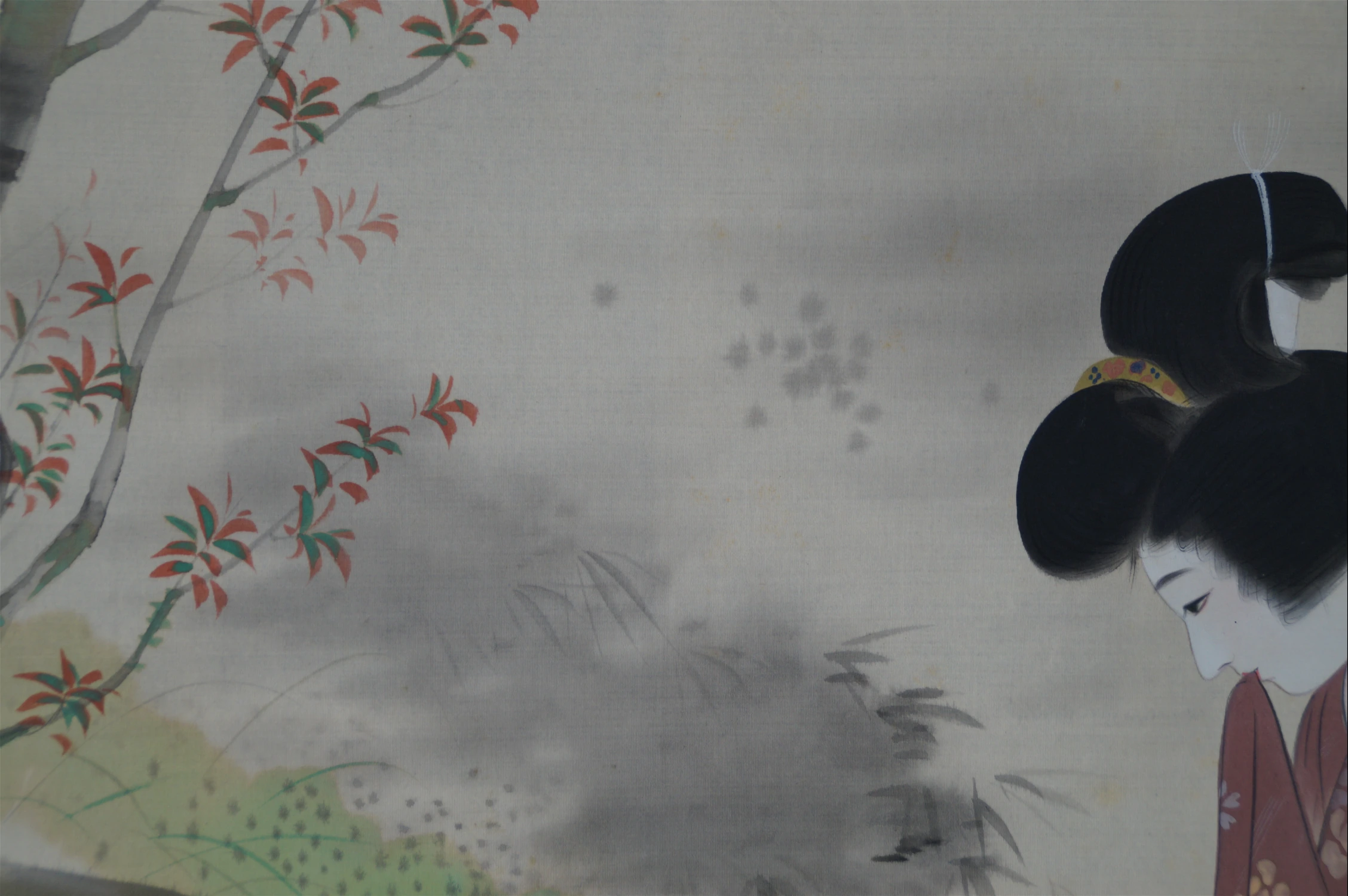Weitere Ansicht des Gesamtmotivs mit Ahornzweig und Tuschehintergrund im Kakemono Dame im Kimono an der Bambusrinne, ohne Rahmung